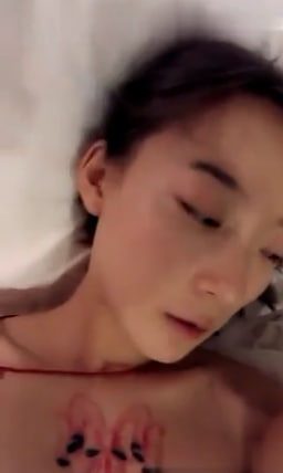 刺青萌妹酒店激战男友，口爆射满嘴豆浆心疼滋补：乖，多喝点补身体！